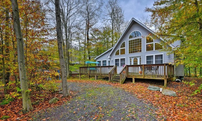 Thornhurst Chalet De Esquí | 4 bedrooms Chalet with hot tub, firepit, kayak in Pocono Lake Resort Community