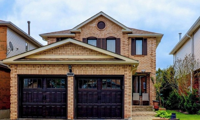 Erin Mills Casa | 4 Bedrooms Detached Home with parking, closer to commercial area