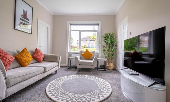 Cardonald Apartamento | 4 Bedrooms Homely House - Sleeps 6 Comfortably with 6 Double Beds,Glasgow, Free Street Parking, Business Travellers, Contractors, & Holiday-Goers, Near All Major Transport Links in Glasgow & City Centre