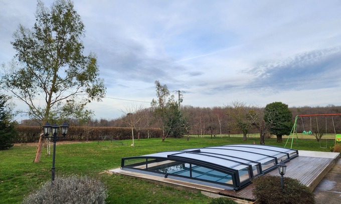 Rilly-sur-Loire Casa | 4 bedrooms sleeps 12 in large property with large wooded grounds in a quiet location