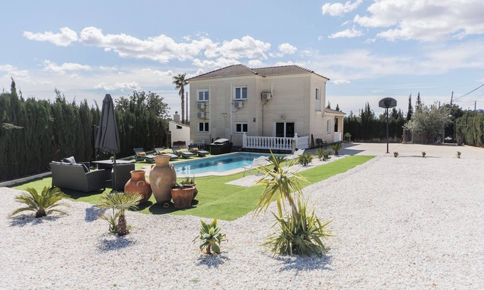 Lliria Chalet De Esquí | 4-bedrooms villa in Liria, 25 min to Valencia