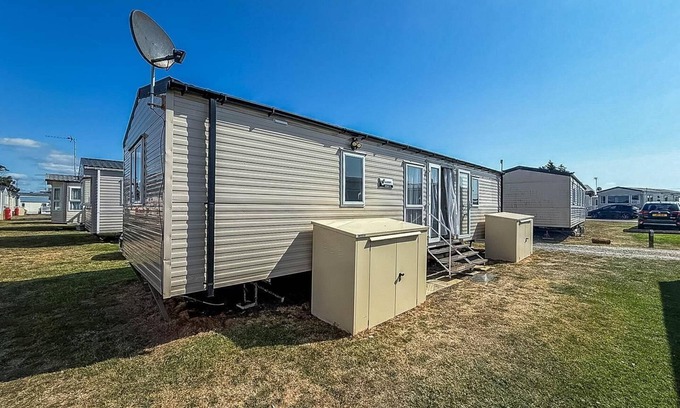 Felixstowe Casa | 4 berth caravan with unlimited Wi-Fi at Suffolk Sands Holiday Park ref 45022B