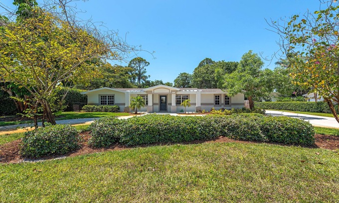 Coquina Sands Casa | 4 blocks to the Lowdermilk beach. Walk to movie theatre, mall and grocery store