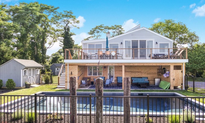 East Moriches Casa | 4 dormitorios / 3 baños con hermosas vistas a la bahía y piscina privada climatizada