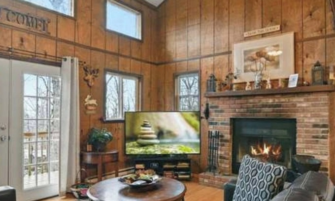 Bushkill Casa | 10% OFF 8/24 -4 BR, 3FULL Ba, King Bed, 7 TVs, EPIC Gameroom, FirePit, A/C!