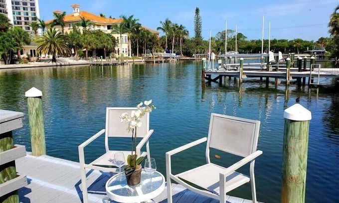 Saint Armands Key Casa | Bienvenido a nuestra casa de la piscina Malibu Canal Front, cerca de la playa de Lido 4 BR / 3 BA Sleeps 8