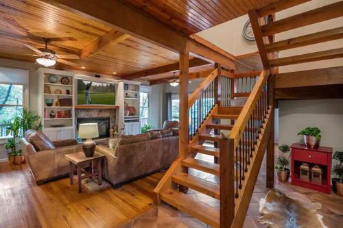Camdenton Casa | 4 BR Home on the 17th Green at Old Kinderhook