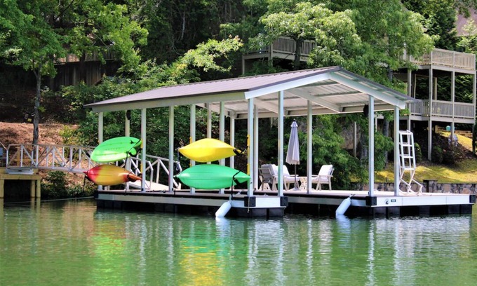 Hayesville Casa | Casa frente al lago de 4 dormitorios en una cala tranquila con muelle de natación y sin tráfico de botes.