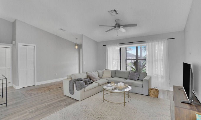 Wellington Casa | 4 br Luxury Retreat with Heated Pool in Wellington