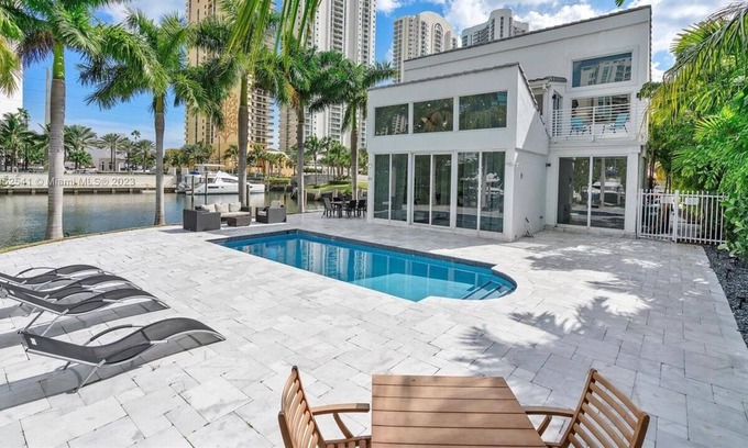 Eastern Shores Casa | 4 BR Modern Villa on the water!