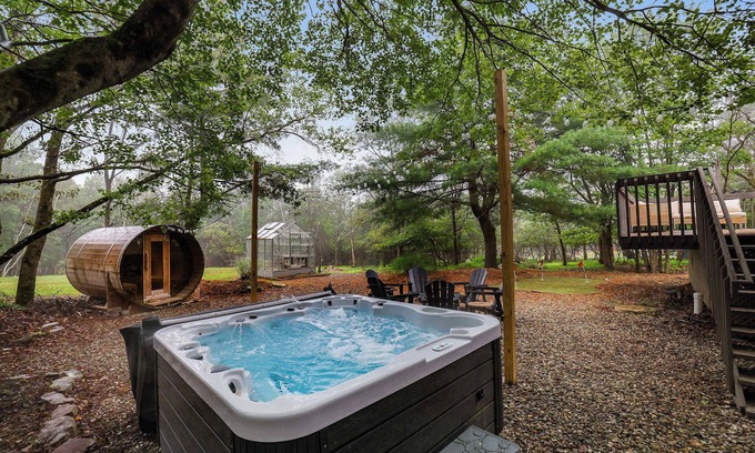 Tunkhannock Township Casa | 4 Br Mtn Cabin! Sauna~Hot Tub~Fire Pit~Putt Putt