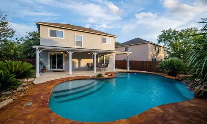 Heritage Casa | 4 BR Oasis pool house - BMT Lackland & SeaWorld