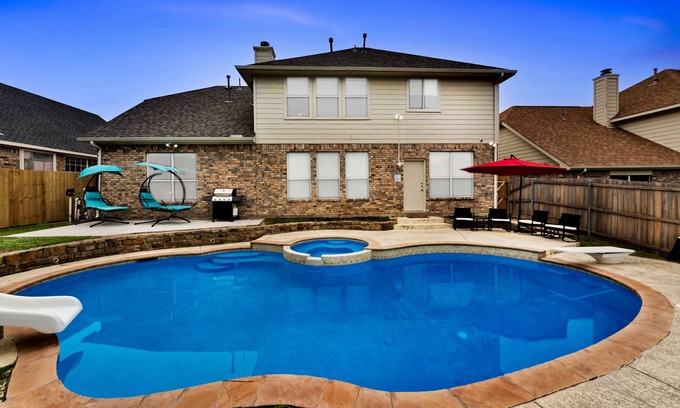 South Arlington Casa | 4 BR w/ Pool 10 min to Six flags