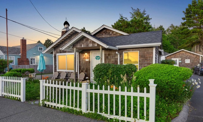 Downtown Cannon Beach Apartamento | 4 Buccaneer Bay: Charming Bungalow | Walk to Beach | Dog-Friendly