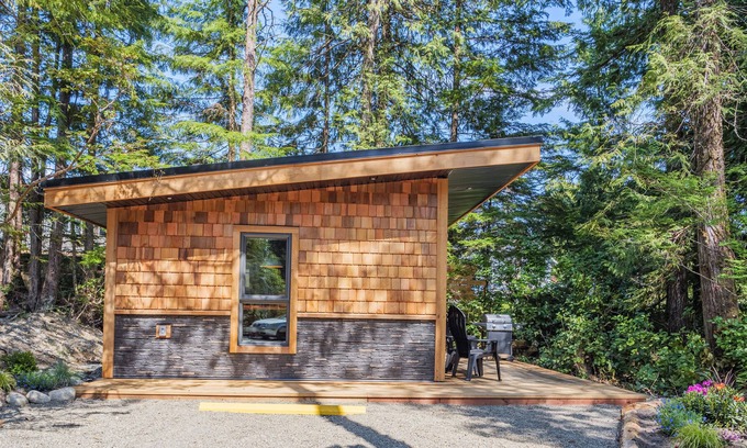 Ucluelet Cabina | #4 CABIN COUPLES KING BED HOTTUB BEACH