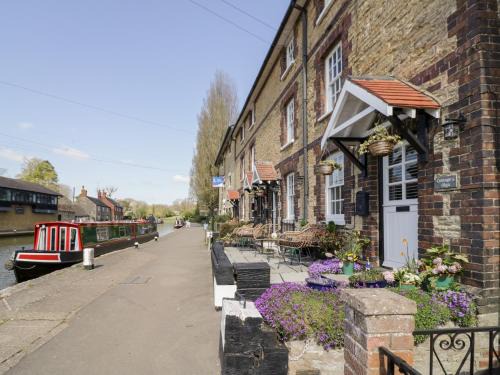 Stoke Bruerne Casa | 4 Canalside Cottages