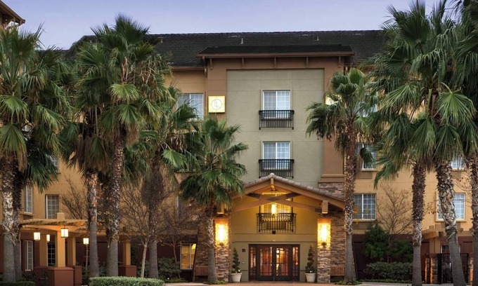 Sacramento Hotel | 4 Comfortable Suites w/ Full Kitchen & Daily Fresh Cookies in Sacramento