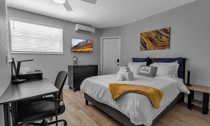 Bayshore Gardens Apartamento | #4 Deluxe Queen Bed w/Private Bath & Entrance