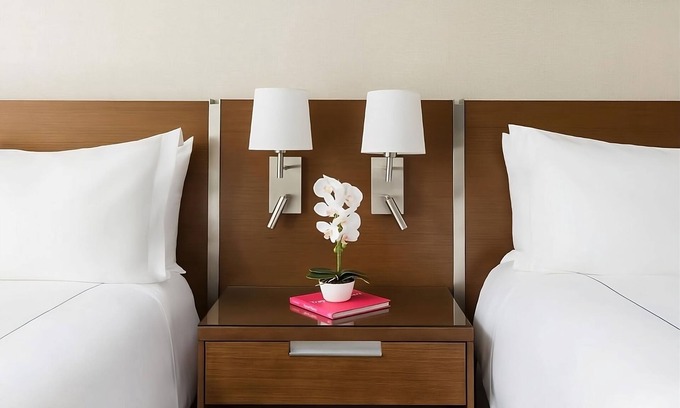 Bay Harbor Islands Apartamento | 4 Double Queen Rooms at The Altair Hotel Bay Harbor Miami, Pets Are Welcome!