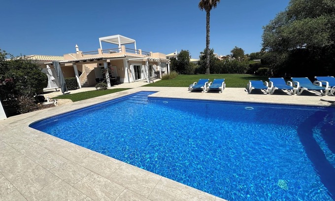 Estombar Villa | Quality 4 en-suite 6x A / C'ed 260m² (climatizada) villa con piscina, 1000m² de jardín, 24 fotos !!
