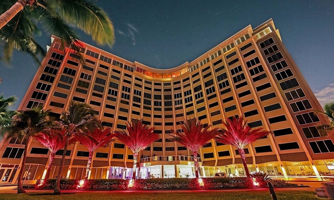 East Fort Lauderdale Hotel | 4 Family-friendly Rooms offering Panoramic Ocean Views! Steps to the Beach!
