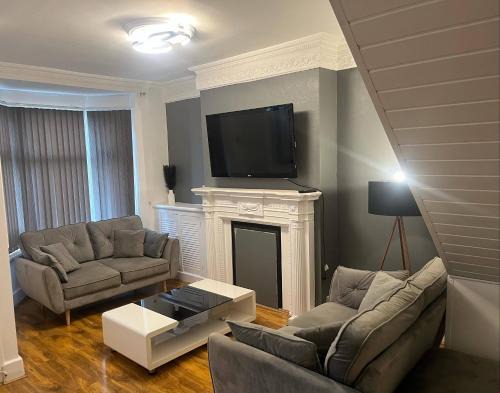 Leicester Casa | 4-Guest Charm Home w Street Parking & WiFi & Party