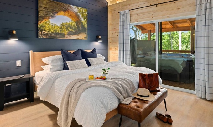 Frenchburg Apartamento | 4 King Beds Hot Tub Fire Pit Forest View
