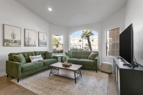 Garden Lakes Casa | 4 King Size Beds - Hot Tub & Pool