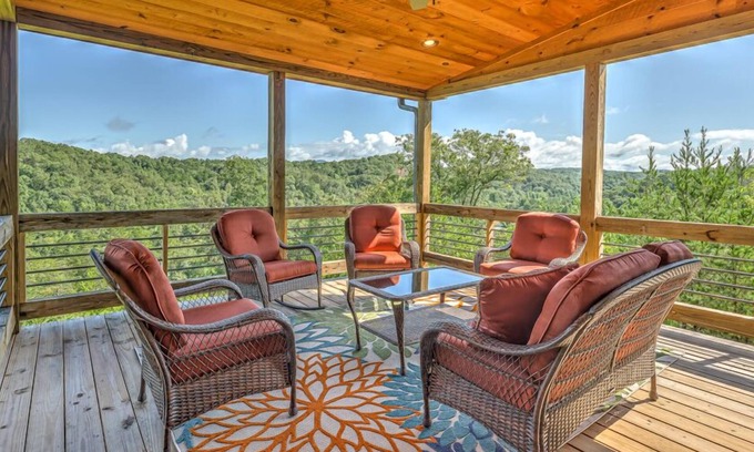 Blue Ridge Cabina | 4 Leaf Clover - Pet Friendly | Mountain & River Views | Hot Tub | Pickleball Court | FirePit