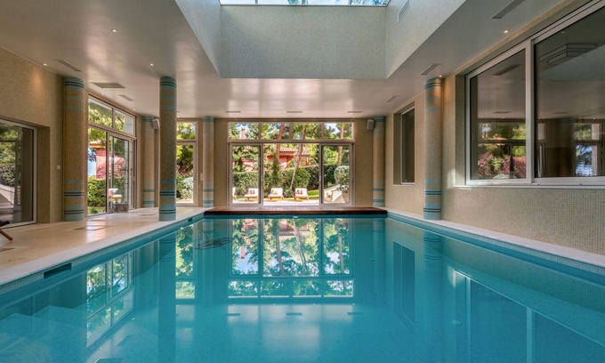 Nea Makri Villa | Villa de 4 niveles con piscina cubierta