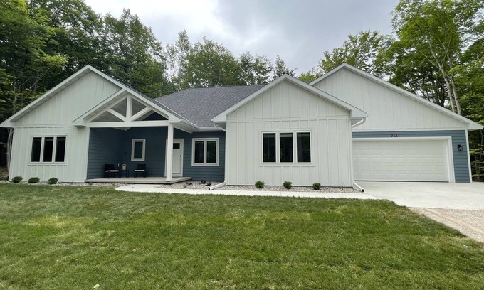 Egg Harbor Casa | 4 Master Suites with Hot Tub that Sleeps 12 in Door County!