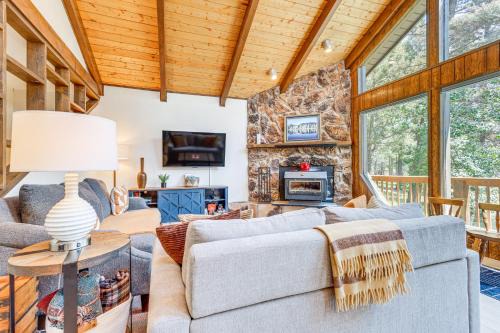 Angel Fire Casa | 4 Mi to Angel Fire Resort Retreat with Hot Tub