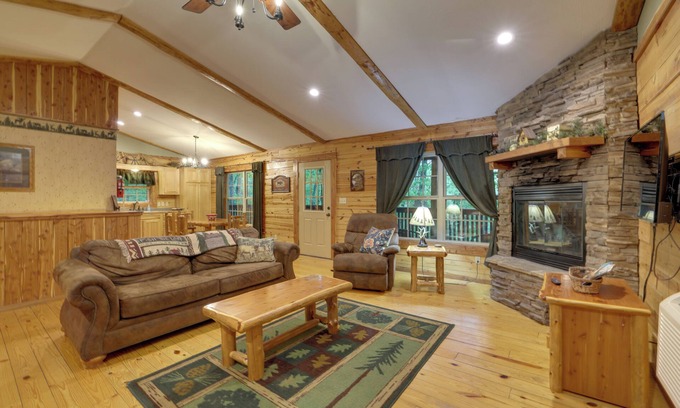 Sylvan Shores Cabina | 4 Mi to Beaver Lake: Peaceful Log Cabin w/ Deck!