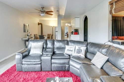 Southwest Colorado Springs Apartamento | 4 Mi to Broadmoor! Apt with Movie Theater and Mtn View
