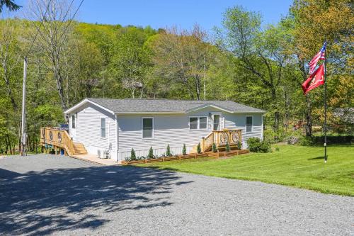 Callicoon Casa | 4 Mi to Delaware River Callicoon Retreat with Deck!