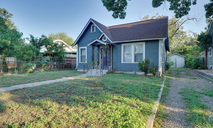 Highland Park Cabaña | 4 Mi to Downtown! Cozy Bungalow in San Antonio