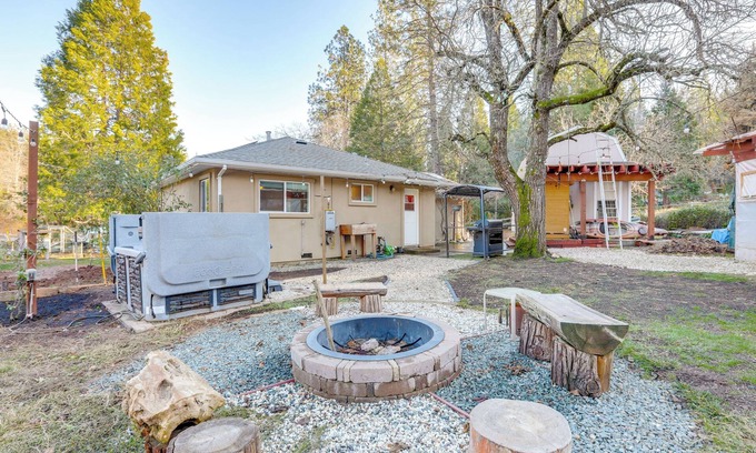 Cedar Ridge Casa | 4 Mi to Dtwn Grass Valley: Forest Oasis w/ Hot Tub
