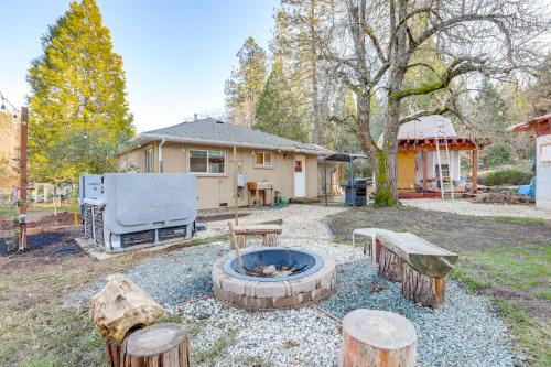 Cedar Ridge Casa | 4 Mi to Dtwn Grass Valley Forest Oasis with Hot Tub