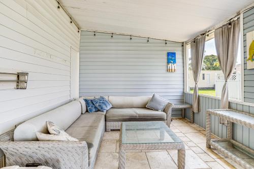 North Sarasota Casa | 4 Mi to Dtwn Sarasota! Family Home with Pool Access