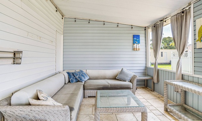 North Sarasota Casa | 4 Mi to Dtwn Sarasota! Family Home w/Pool Access