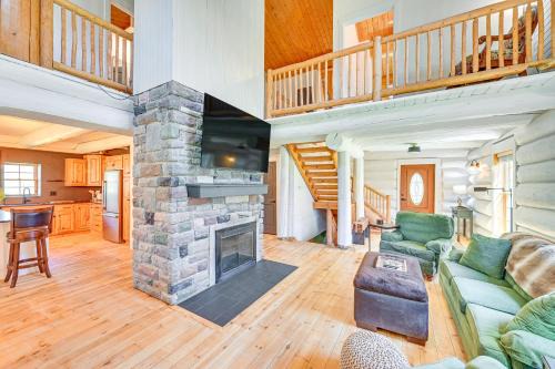 Jonesville Casa | 4 Mi to Dtwn Spacious Family Cabin in Jonesville!