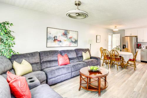 Newport News Casa | 4 Mi to Hampton Coliseum Home with Yard!