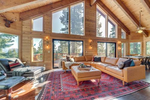 Kingswood Estates Casa | 4 Mi to Lake Tahoe Family Cabin with 3 Decks!