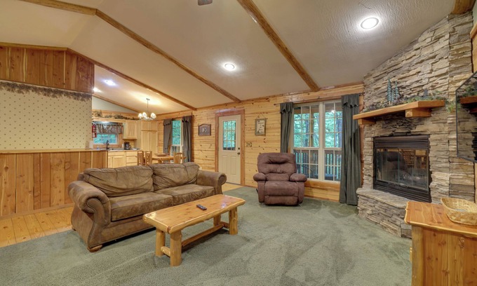 Sylvan Shores Cabina | 4 Mi to Lake: Wooded Log Cabin in Eureka Springs!