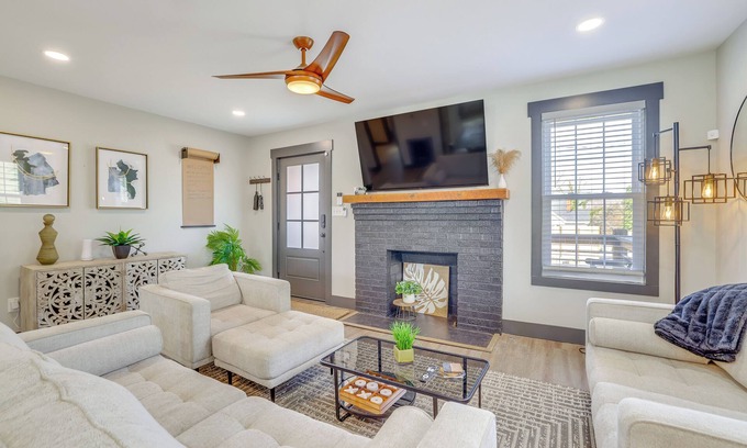 Sans Souci Casa | 4 Mi to Liberty Bridge: Greenville Getaway w/ Deck