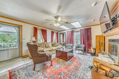 Cloudcroft Casa | 4 Mi to Ski Cloudcroft Family Escape with Fireplace