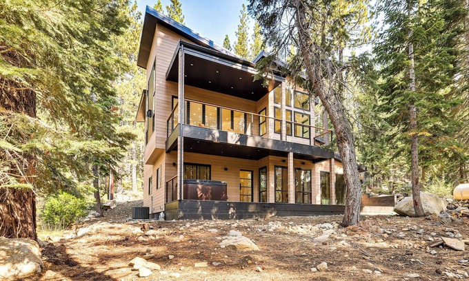 Pla-Vada Woodlands Cabina | 4 Mi to Soda Springs Resort: Hot Tub Hideaway!