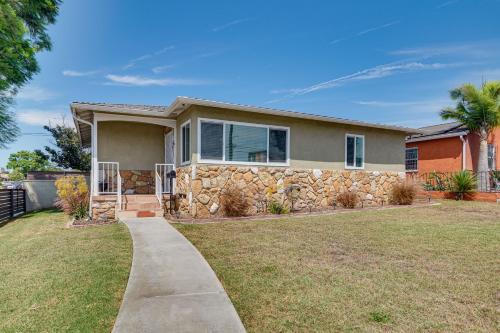 Los Angeles Casa | 4 Mi to SoFi Stadium, Fenced Yard Modern Retreat!