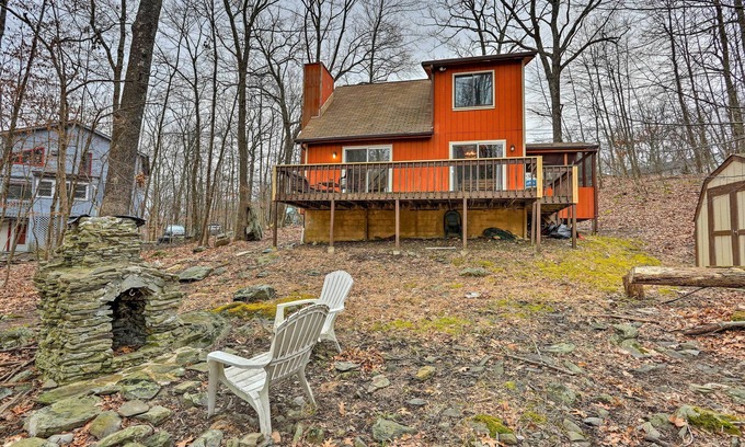 Bushkill Cabina | 4 Mi to Tubing: Cozy Bushkill Cabin w/ Deck!