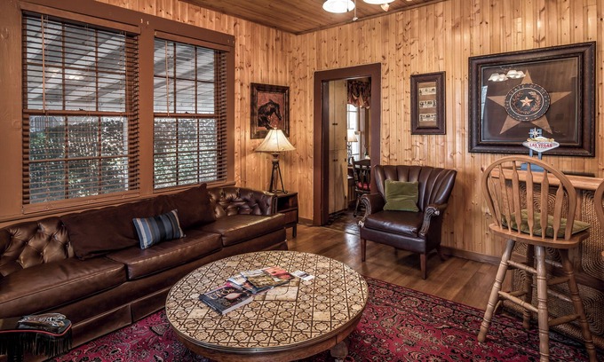 Ruidoso Cabina | 4 Miles: Eclectic 2 Bed/2 Bath Ruidoso Classic
